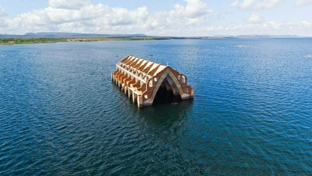 Igreja parcialmente submersa no Lago de Itaparica em Petrolândia (PE)
